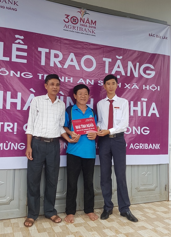 Ngân hàng NN&PTNT Krông Năng: Trao nhà tình nghĩa cho gia đình khó khăn